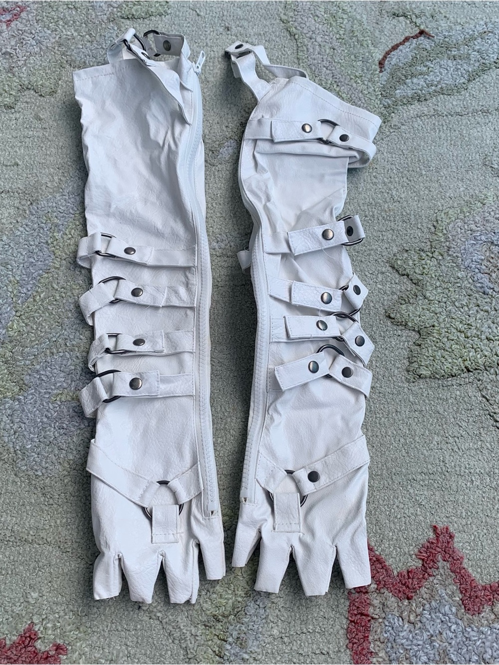 Darker Wavs Buckle Compression Fingerless Gloves Bone/White